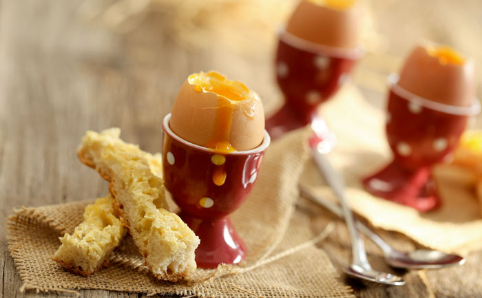 Oeuf à la coque et crudités